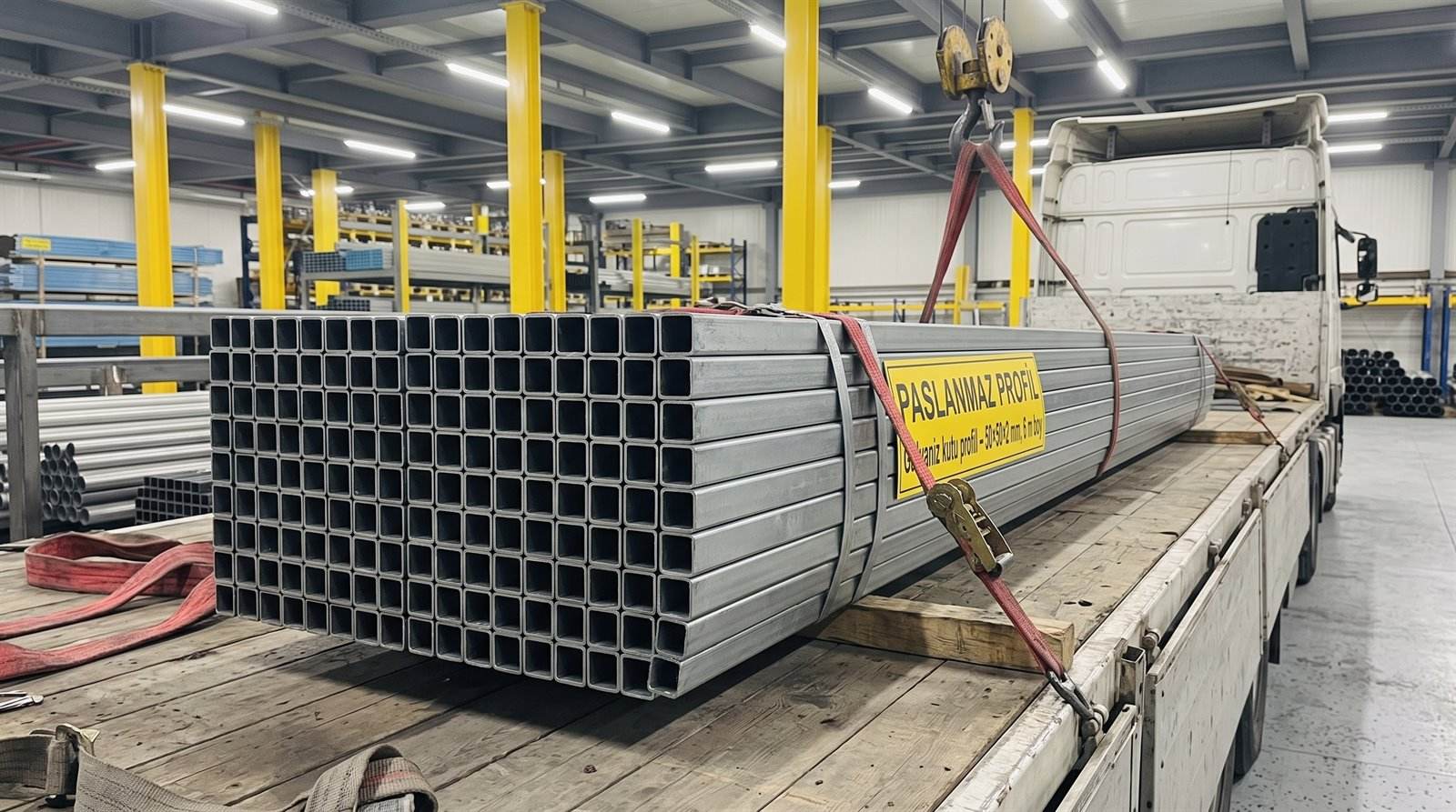 Galvaniz kutu profil 50×50×2 mm, 6 m boy, kapalı depoda palet üstünde